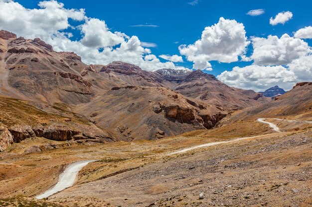 Foto camino de manalileh en el himalaya