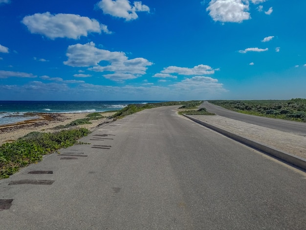 Foto camino por el mar contra el cielo azul