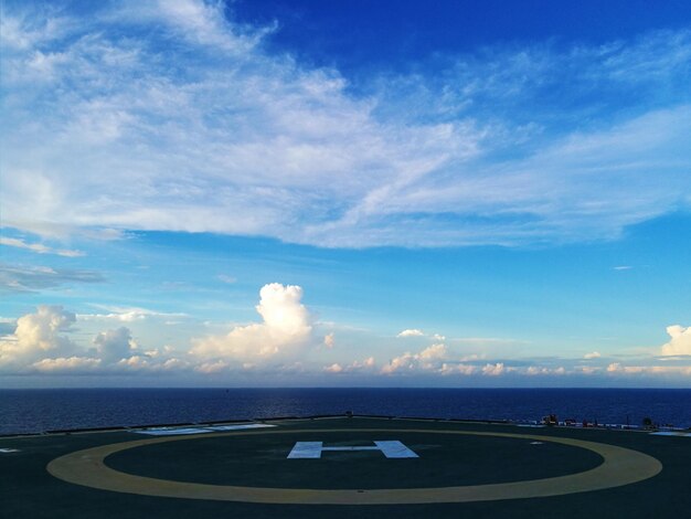 Foto camino por el mar contra el cielo azul