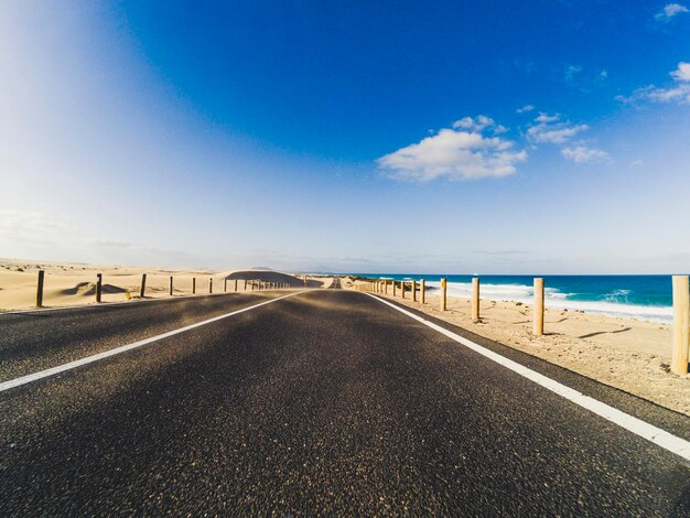 Foto camino por el mar contra el cielo