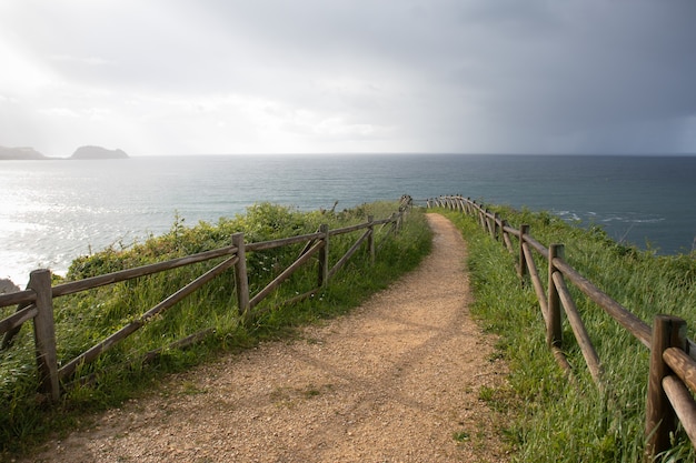 Camino hacia el mar en la costa del País Vasco en Zarautz en el norte de España y al fondo