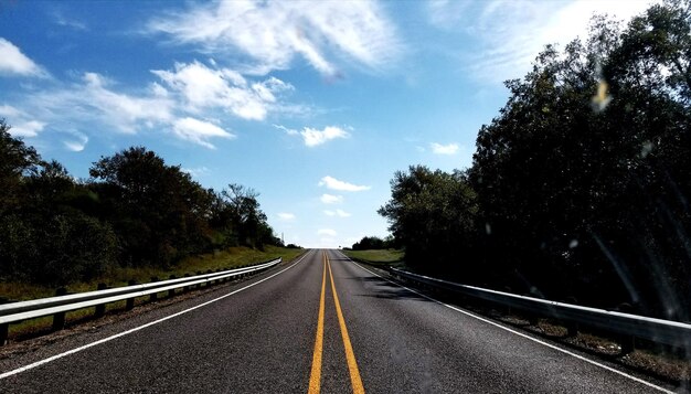 Foto camino en medio de los árboles contra el cielo