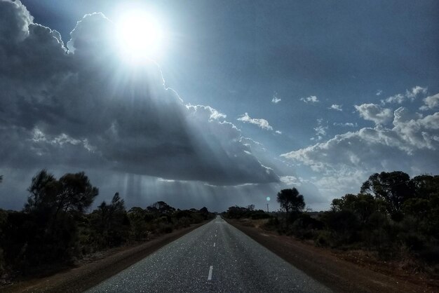 Foto camino en medio de los árboles contra el cielo