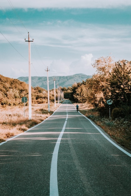 Foto camino en medio de los árboles contra el cielo