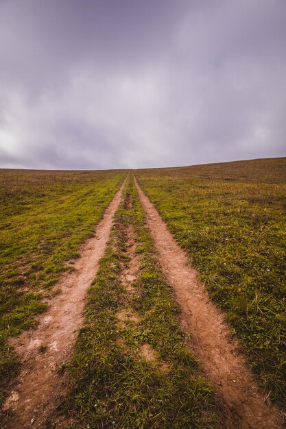 Foto camino en medio del campo contra el cielo