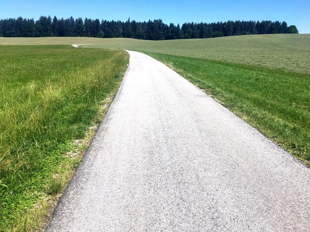 Foto camino en medio del campo contra el cielo