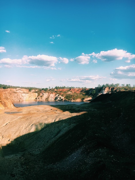 Foto camino en medio del campo contra el cielo