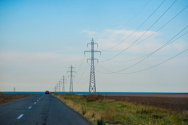 Foto camino en medio del campo contra el cielo