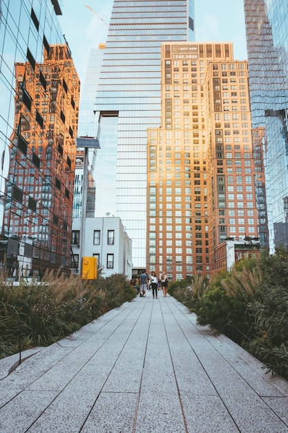 Foto camino en medio de edificios en la ciudad contra el cielo