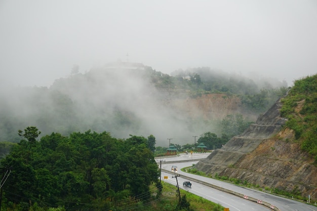 Foto camino en medio del valle después de que la lluvia dejó de causar una leve neblina