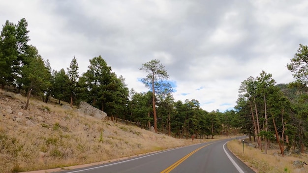 Un camino con una montaña al fondo