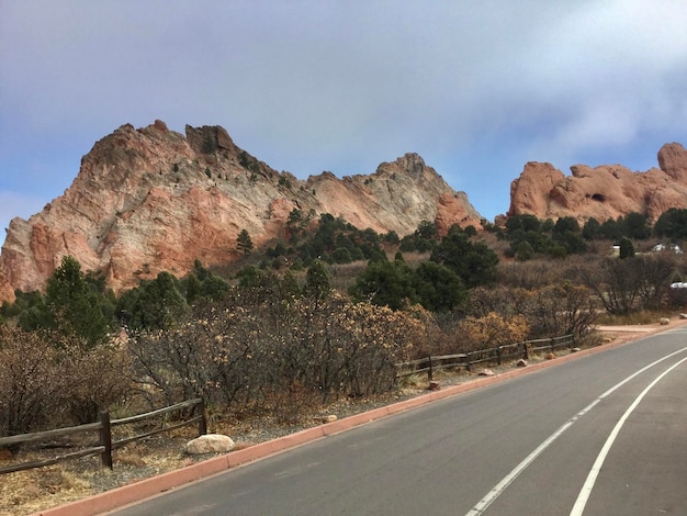 Foto camino por la montaña contra el cielo