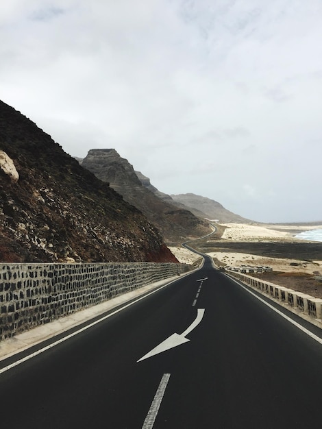 Camino por la montaña contra el cielo