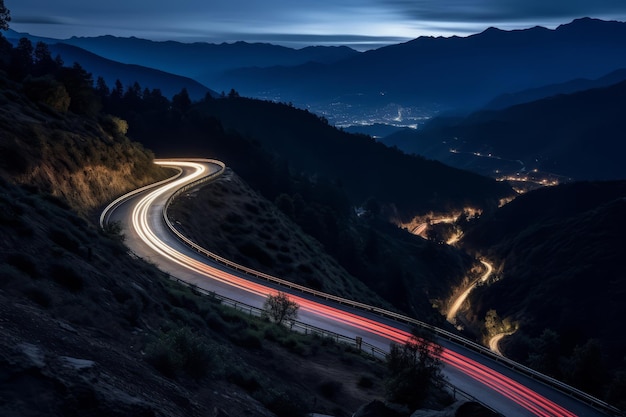 Foto camino de montaña con curvas con luces traseras por la noche