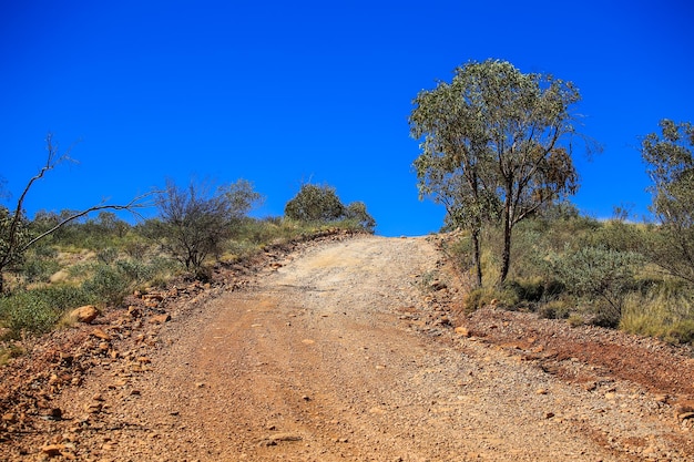 Camino en montaña fuera de la carretera de grava