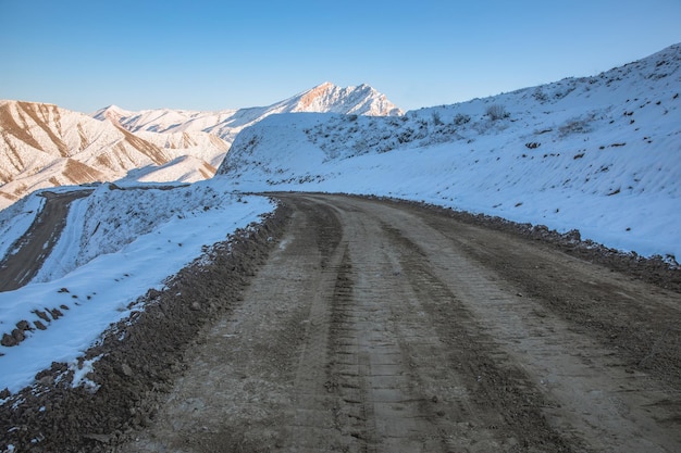 Camino en la montaña nevada