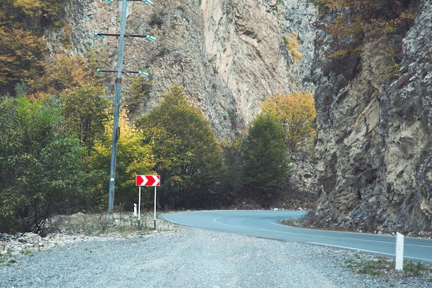 Camino de montaña con señal