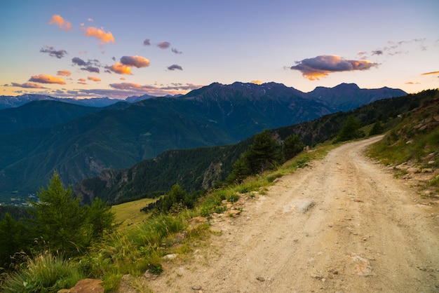 Camino de montaña de tierra que conduce al puerto de alta montaña en Italia