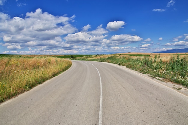 El camino en las montañas de bulgaria