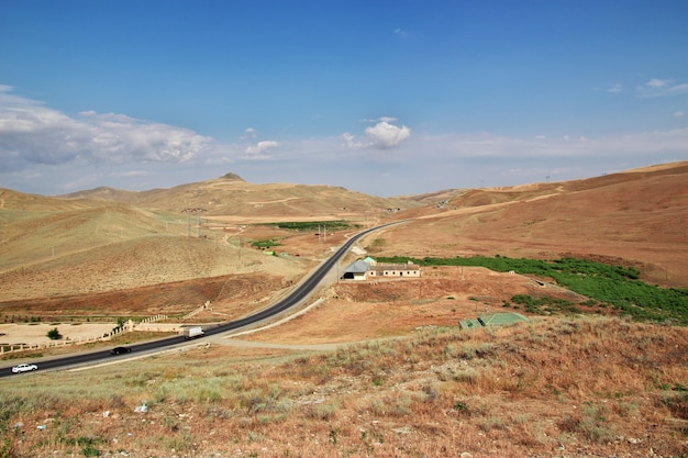 Foto el camino en las montañas del cáucaso, azerbaiyán