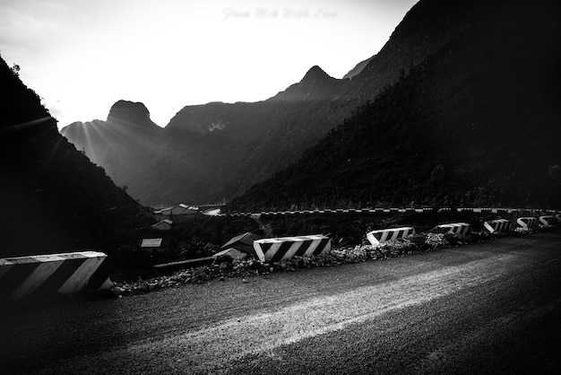 Foto camino por las montañas contra el cielo