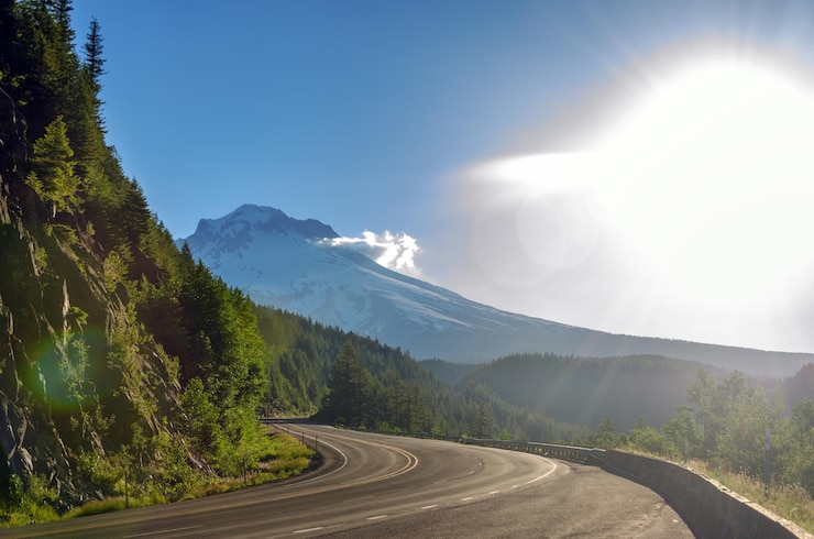 Foto camino por las montañas contra el cielo