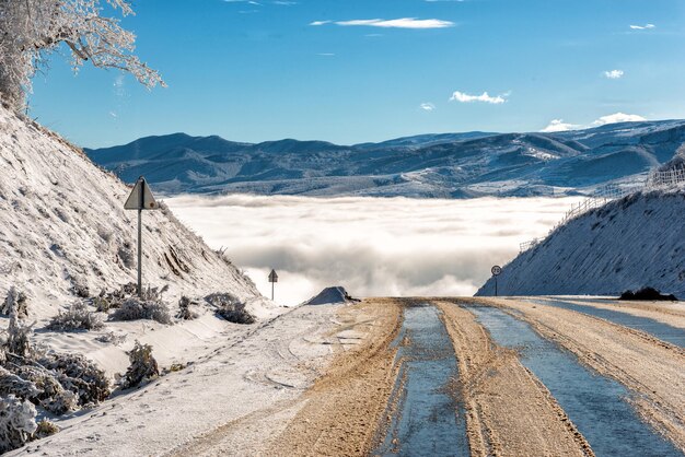 El camino en las montañas de Dagestán desciende a las nubes