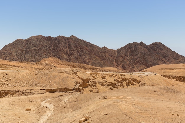 Camino y montañas en el desierto de Eilat