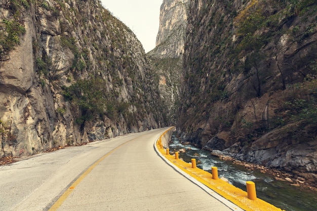 Camino en montañas mexicanas