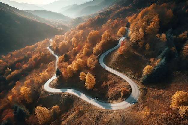 Un camino en las montañas con una montaña al fondo