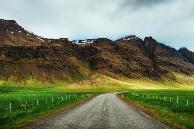 Camino en las montañas. Mundo de la belleza Islandia