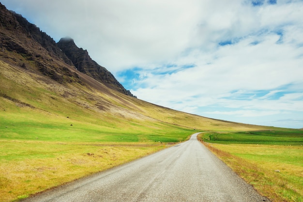 Camino en las montañas. Mundo de la belleza Islandia