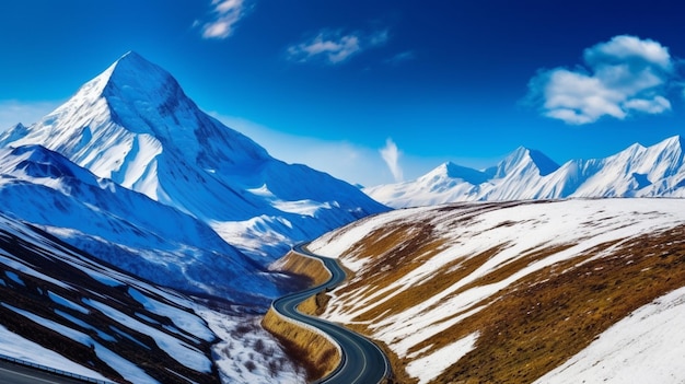 Un camino en las montañas con nieve en el suelo.