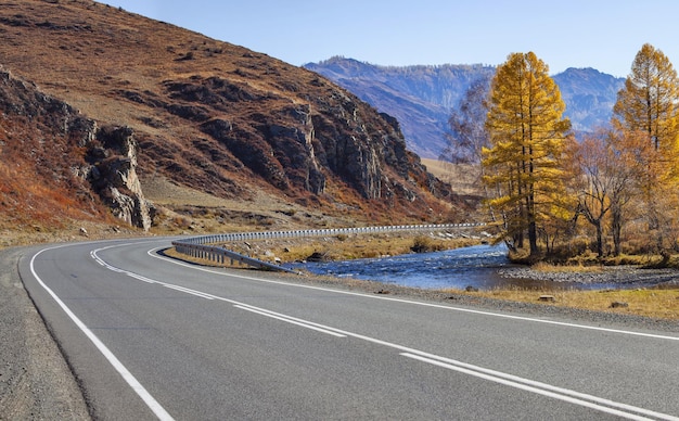 Camino en las montañas de otoño de Altai