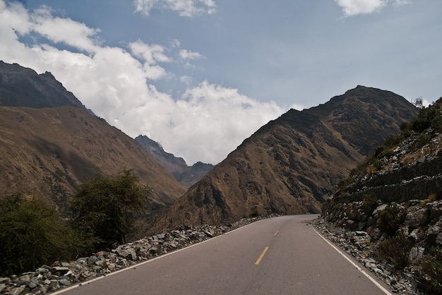 camino de montañas Perú