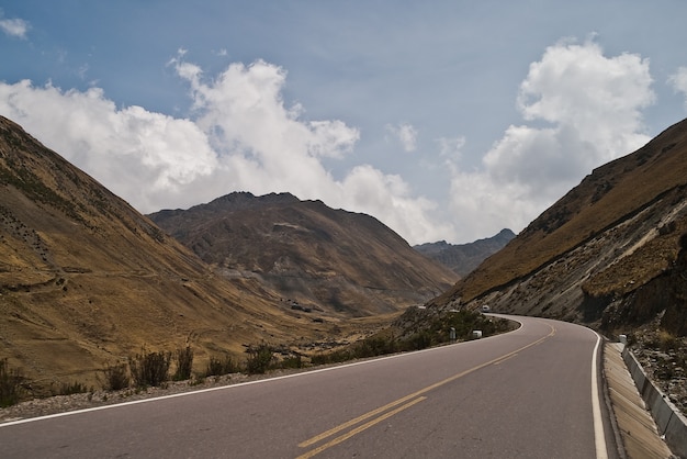 camino de montañas Perú