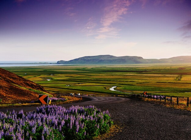 Camino en las montañas. Puente sobre un canal que conecta la laguna de Jokulsarlon y el océano Atlántico en el sur de Islandia