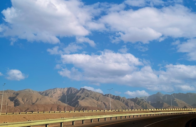 Un camino en las montañas