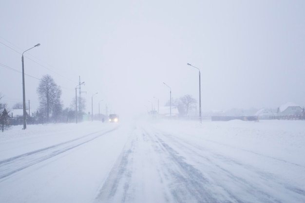 Camino nevado cubierto de nieve en mal tiempo invernal