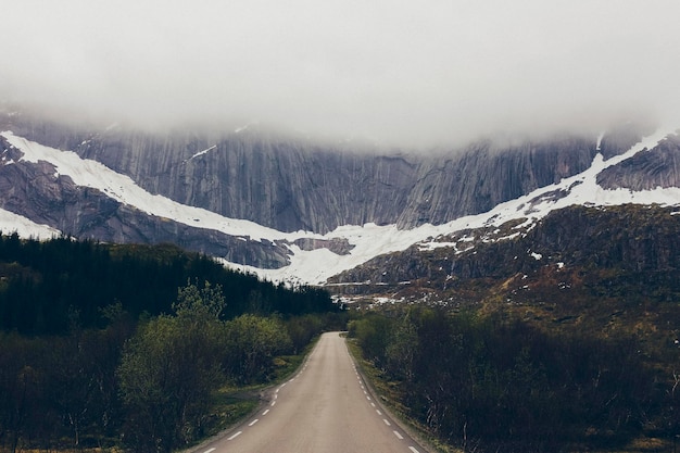 Camino nevado con hielo