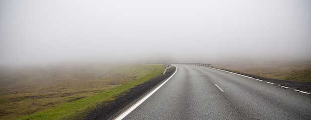Camino de niebla. Carretera de niebla peligrosa y mística