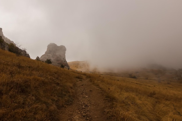 El camino en la niebla en la cima de la cordillera de Demerdzhi