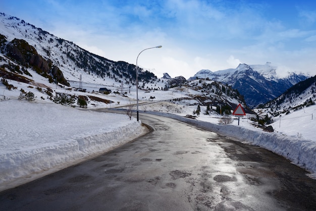 Camino de la nieve de Candanchú en Huesca en los Pirineos