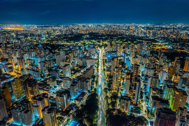 Camino de la noche central de Sao Paulo