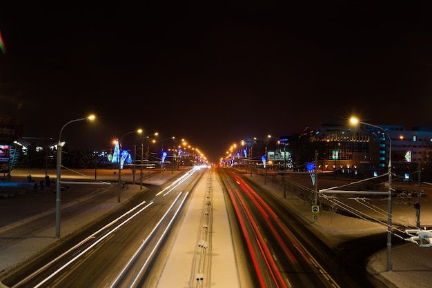 Camino de noche de invierno en la ciudad.