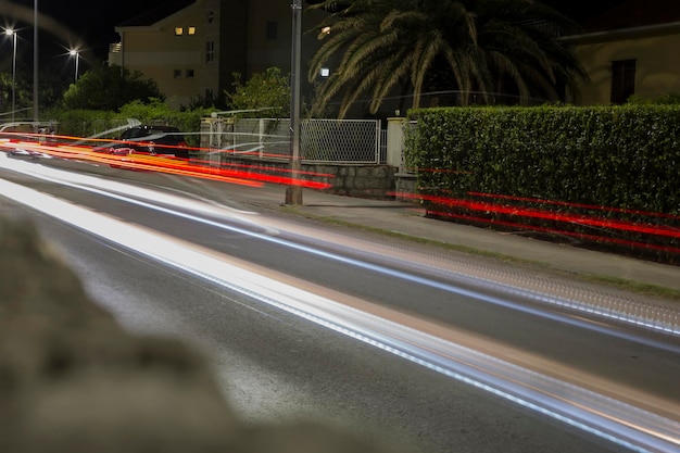 Camino nocturno las luces de los autos.