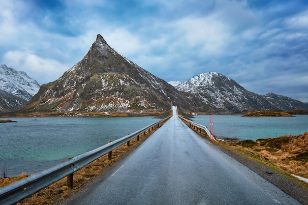 Foto camino en noruega en invierno