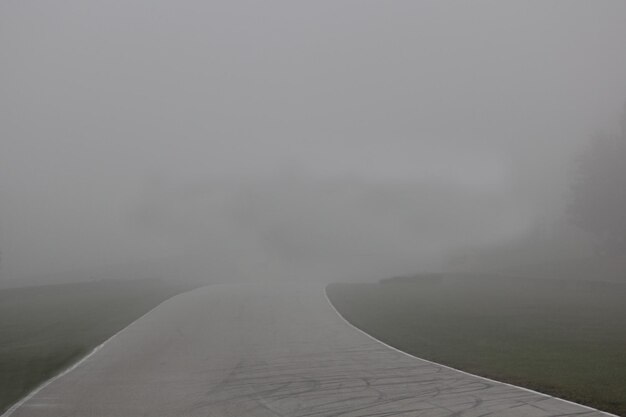 Camino de una nube distante de niebla