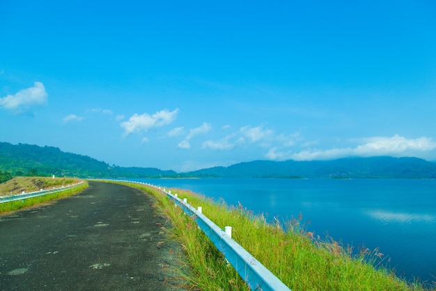 Camino de la orilla del lago.