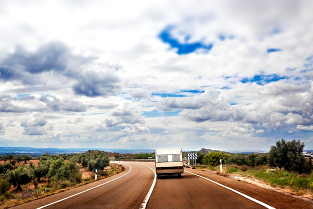 Camino y paisaje del estilo de vida de la caravana